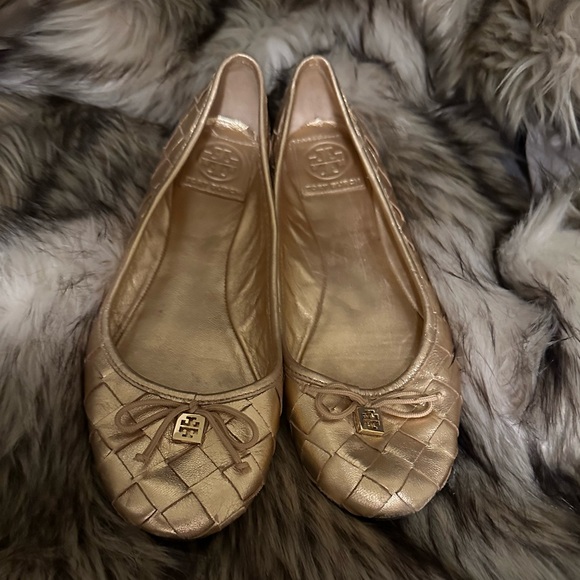 Tory Burch gold leather weave flats. Good overall condition. Match with purse! - Picture 1 of 10
